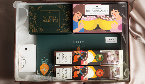 ein Set Schokoladenpralinen als Weihnachtsgeschenk für zwei Personen