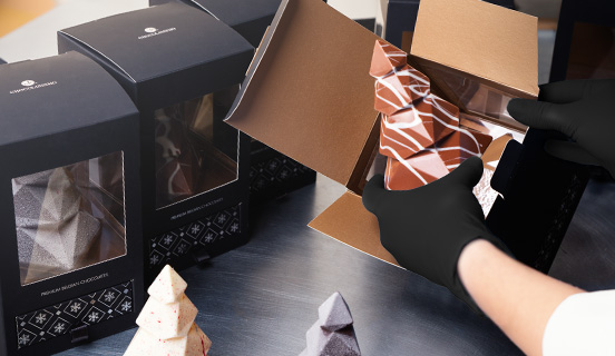 Weihnachtsfiguren in die Verpackung einpacken