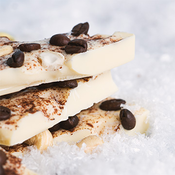 Kaffee und Cashewnüsse in einem Schokoladen-Weihnachtsbaum
