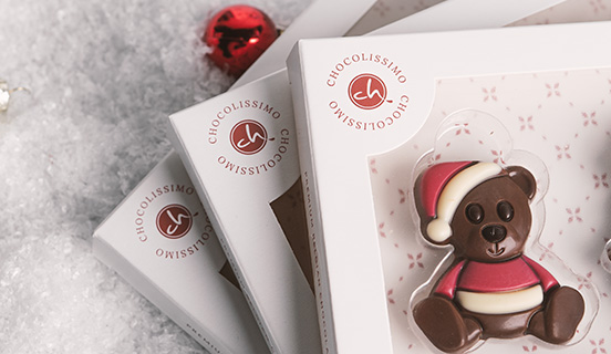 dekorative Schachteln mit Schokoladenfiguren für Weihnachten