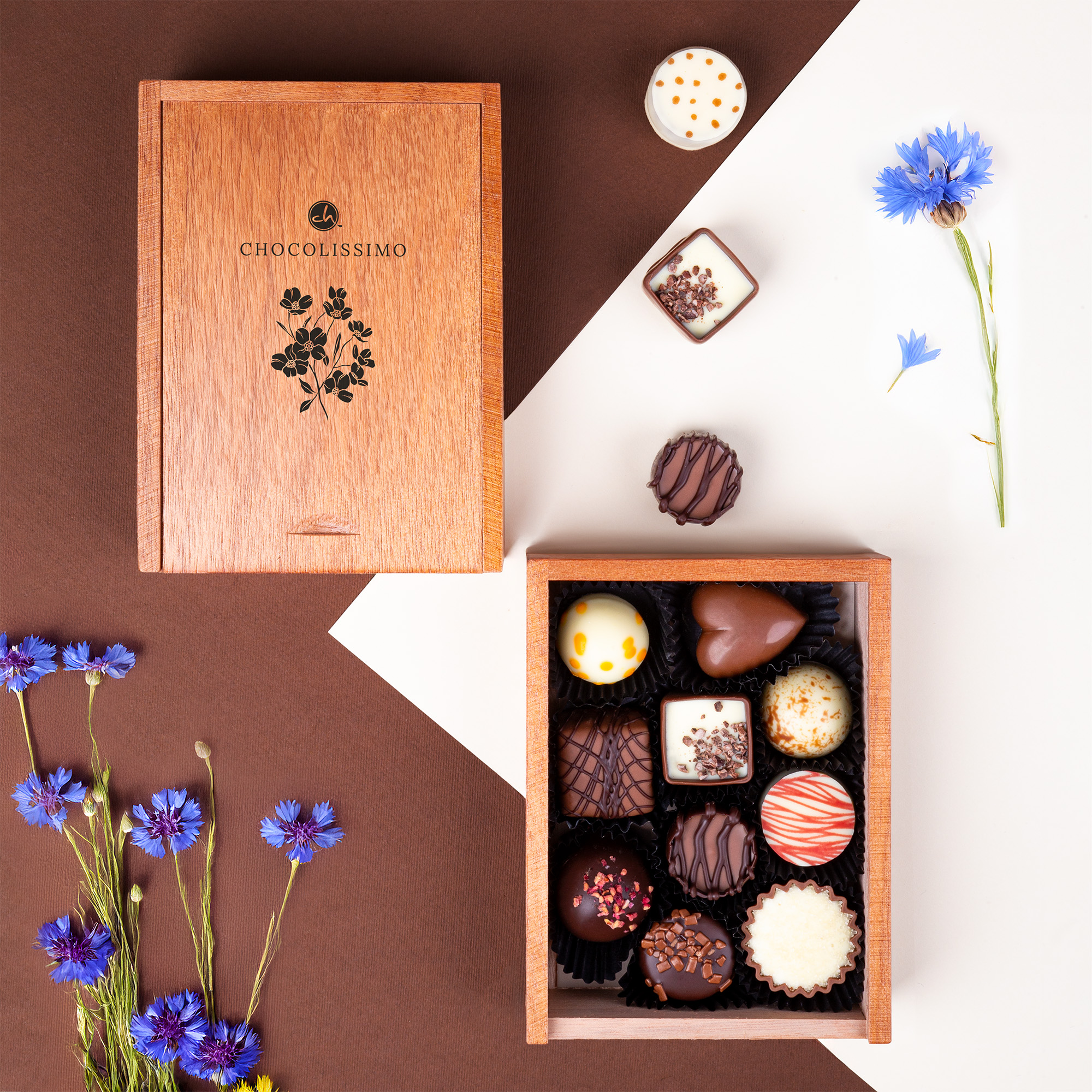 Schachtel mit Schokoladenpralinen, verziert mit einem Blumenmotiv