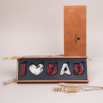 Schokoladen-Schriftzug I Love Dad aus Zartbitterschokolade in einer Holzschatulle