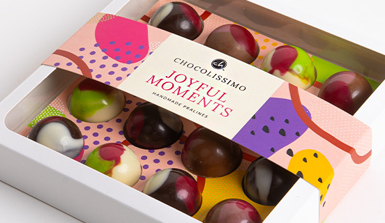 16 Schokoladenpralinen mit den F&uuml;llungen Matcha, Rhabarber und Kirsche in dekorativer Schachtel