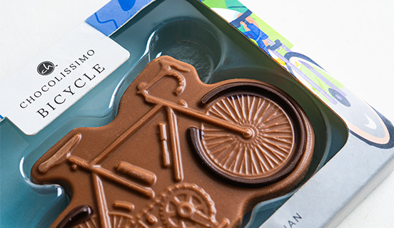 Ein kunstvoll verpacktes Fahrrad aus Schokolade