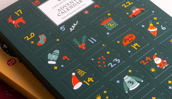 Grüner Adventskalender mit Schokoladenfiguren