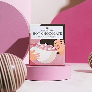 Schoko-Rubbelkugel mit Marshmallows neben der Verpackung