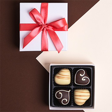 4 herzförmige Schokoladenpralinen