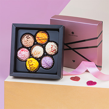 Eine dekorative Pralinenschachtel in Form amerikanischer Cupcakes zum Valentinstag