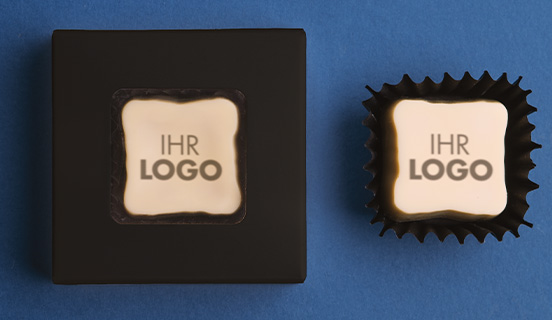 Ansicht der transparenten Verpackung der Praline mit dem Firmenlogo