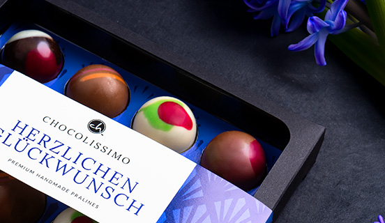 „Herzlichen Glückwunsch“ auf der Verpackung von 16 Pralinen aus belgischer Schokolade