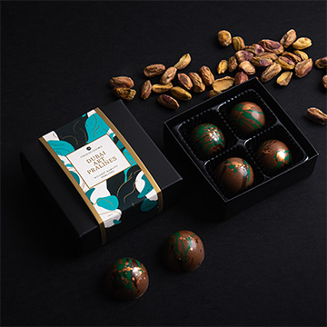 Eine Schachtel mit 4 Pralinen mit Dubai-Füllung