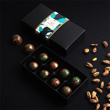 Eine Schachtel mit 4 Pralinen mit Dubai-Füllung