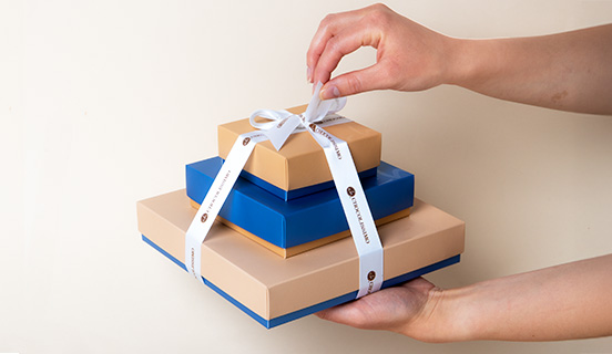 Assortierte Schokoladenbonbons als Geschenk in dekorativen Bonbons mit Schleife gebunden
