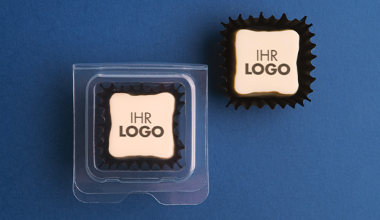 Ansicht der transparenten Verpackung der Praline mit dem Firmenlogo