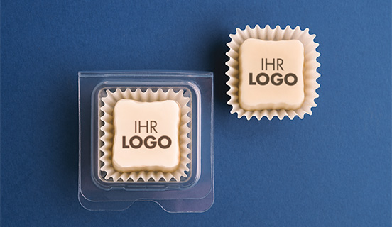 Ansicht der transparenten Verpackung der Praline mit dem Firmenlogo