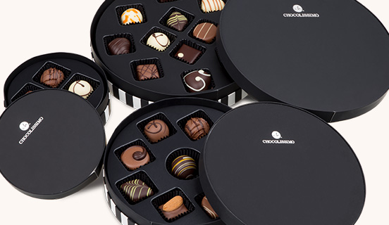 Aufwendig verpackte Pralinen im Glamour-Stil