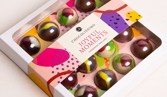 16 Schokoladenpralinen mit den F&uuml;llungen Matcha, Rhabarber, Lavendel und Kirsche in dekorativer Schachtel