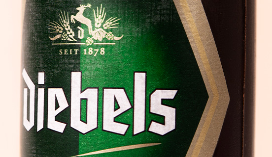 Etikett einer Bierflasche mit Schokolade