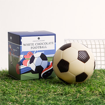 Fu&szlig;ball aus wei&szlig;er Schokolade f&uuml;r Sportler