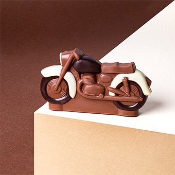 Schokoladenmotorrad in einem dekorativen Arrangement