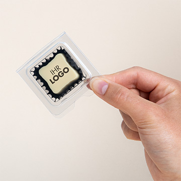 Praline Oxide Crystal solo mit beliebigem Druck für Unternehmen in der Hand präsentiert