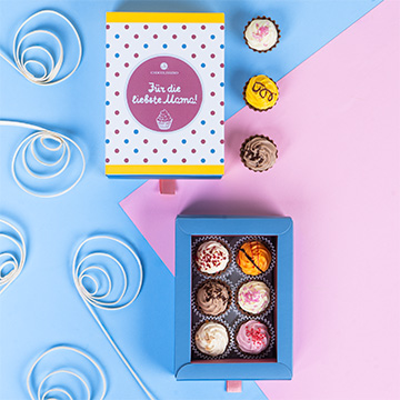 Schokoladenpralinen in Form von amerikanischen Cupcakes zum Muttertag