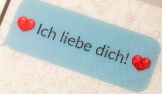 SMS mit der Nachricht Ich liebe dich auf dem Schokoladen-Smartphone