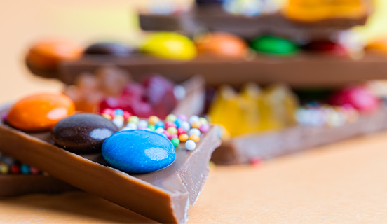 Einzigartige Toppings in Schokoladenkuchen getaucht