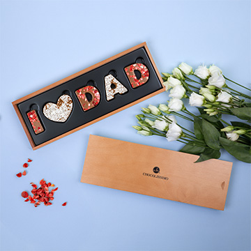 Schokoladen-Schriftzug I Love Dad aus Vollmilchschokolade mit Dekor