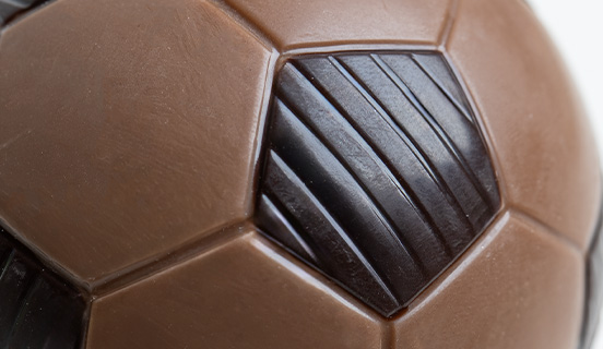 Nahaufnahme des Fu&szlig;balls aus Vollmilch-Belgischer-Schokolade