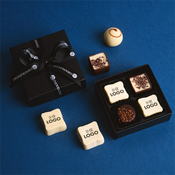 Pralinen mit Logo in schwarzer Schachtel