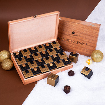 Offener Premium-Kalender mit Pralinen in einer Holzbox