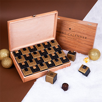 Offener Adventskalender mit alkoholfreien Pralinen und Wünschen auf Englisch