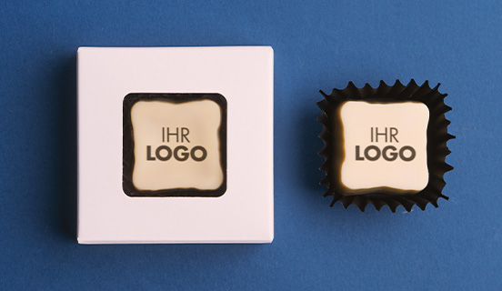 Ansicht der transparenten Verpackung der Praline mit dem Firmenlogo