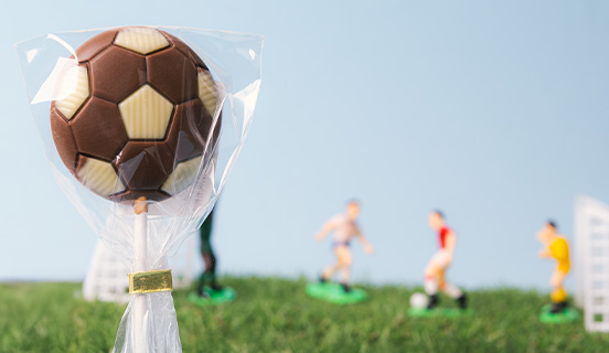 Schokoladenkugel-Lutscher in dekorativer Geschenkfolie