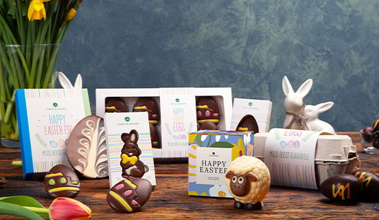 ein dekorativ verpacktes Schokoladen-Ostergeschenk