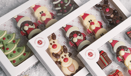 dekorative Schachteln mit Schokoladenfiguren für Weihnachten