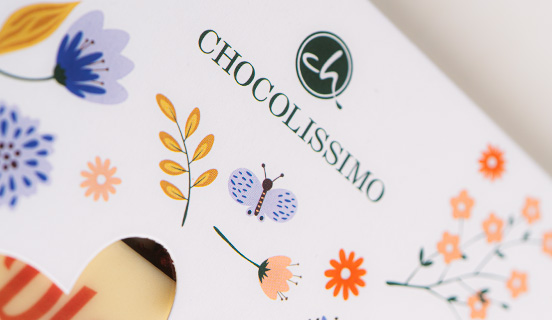 Dekorative Schokoladenherz-Verpackung mit Himbeeren für Mutti