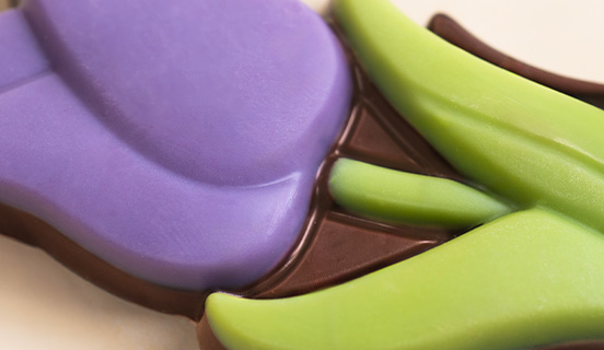 Detailreich gefertigtes Bl&uuml;mchen aus belgischer Schokolade