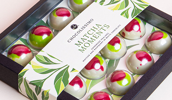 Pralinen mit Matcha-Himbeer-F&uuml;llung, dekorativ verpackt