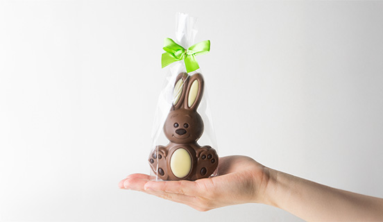 dekorativ verpackter Osterhase aus belgischer Schokolade