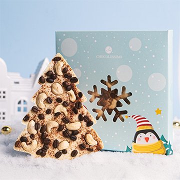 Eine Tafel weiße Schokolade in Weihnachtsbaumform in einer dekorativen Schachtel