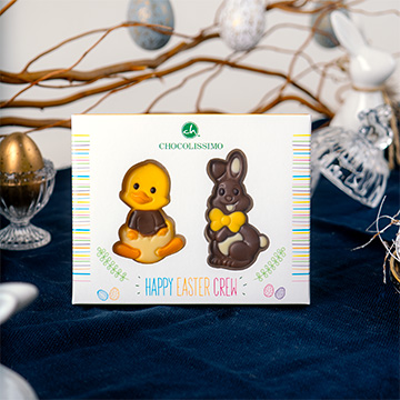 Figur eines Huhns und eines Hasen aus Schokolade für Ostern in einer dekorativen Schachtel