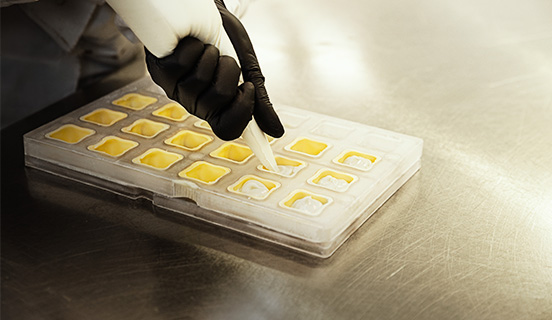 Herstellung von Pralinen aus hochwertiger belgischer Schokolade