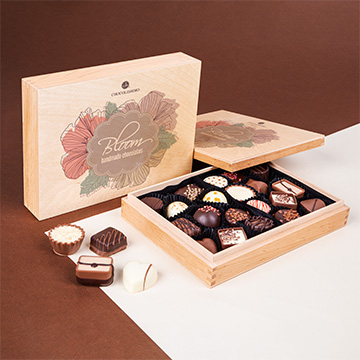 Holzschatulle mit Schokoladenpralinen und Blumenmotiv