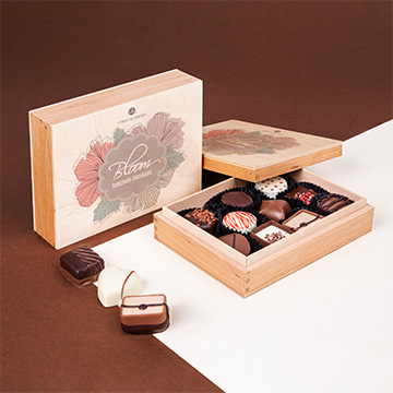 Holzschatulle mit Schokoladenpralinen und Blumenmotiv