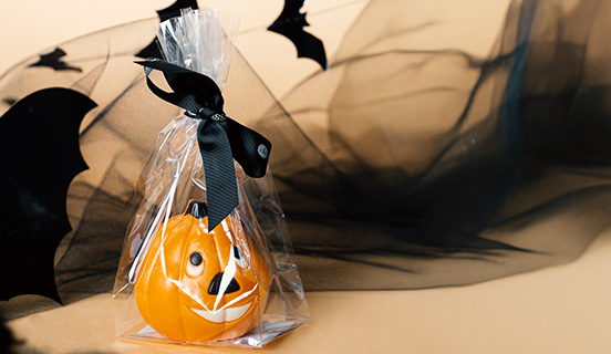 Schokoladen-Halloween-Kürbis in dekorativer Geschenkverpackung