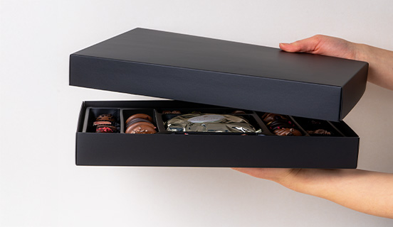 dekorativ verpackte Süßigkeiten zum Verteilen zu Ostern