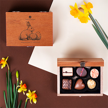 eine Schachtel mit Schokoladenpralinen zu Ostern