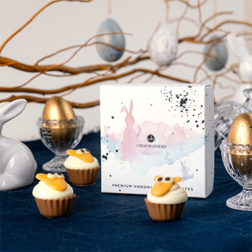 Set belgischer Schokoladenpralinen in Form von Schafen zu Ostern in einer dekorativen Schachtel